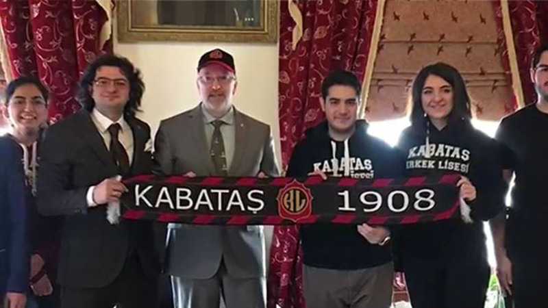Kabataşlılardan okul müdürlerine veda şarkısı