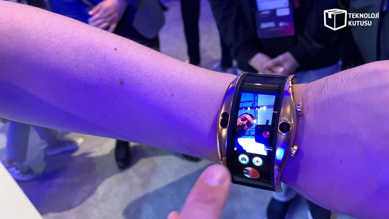 Kelepçe gibi görünüyor: Hem saat hem telefon!