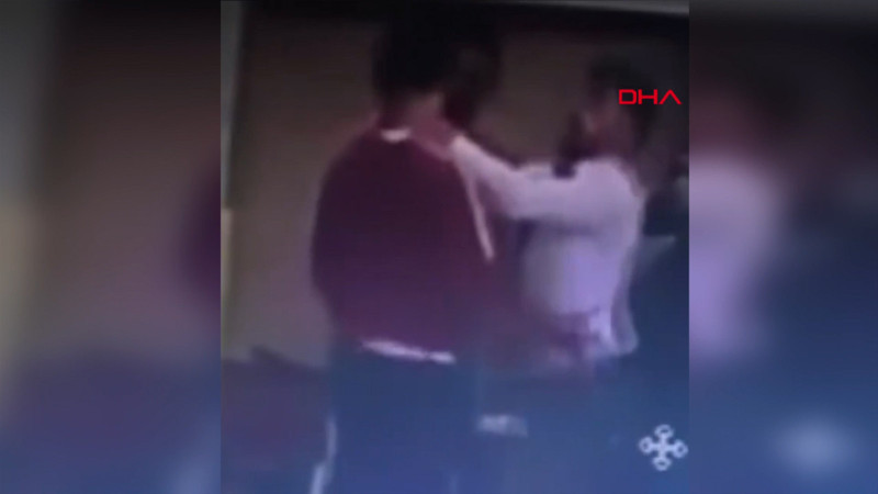 Turnuvada hakem, tartıştığı antrenöre kafa attı! O anlar kamerada
