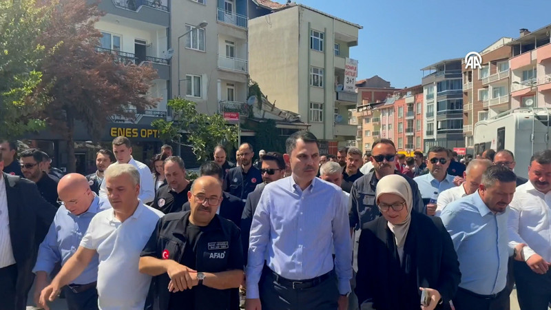 Çevre, Şehircilik ve İklim Değişikliği Bakanı Kurum, Sındırgı'da esnaf ve vatandaşları ziyaret etti