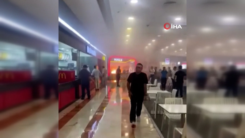 Beylikdüzü’nde AVM'de yangın paniği kamerada!