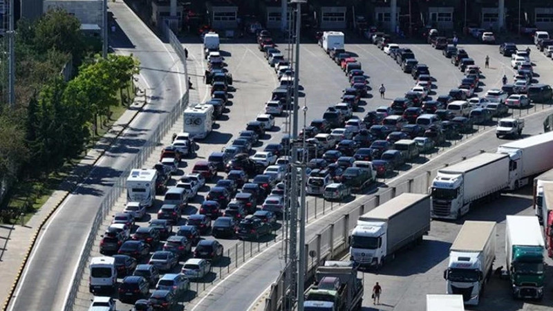 Gurbetçilerin dönüş yolculuğu sürüyor... 'Dönerken burukluk yaşıyoruz'