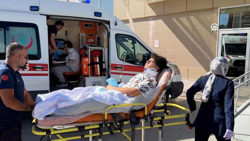 İki otomobilin çarpıştığı kazada 3 kişi öldü, 6 kişi yaralandı