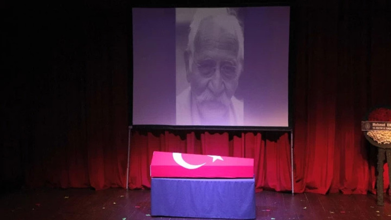 Oyuncu Arif Erkin Güzelbeyoğlu için Muhsin Ertuğrul Sahnesi'nde tören düzenlendi