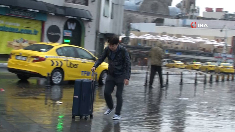 İstanbul pazar gününe yağmurla başladı