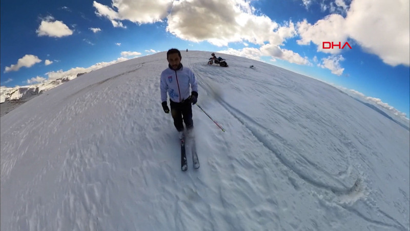 Kar kalınlığının 40 santimetreye ulaştığı Ergan Dağı'nda kayak sezonunu açtılar