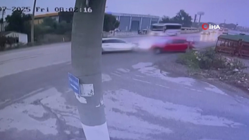 İzmir Kemalpaşa'da feci trafik kazası kamerada: 2 ölü, 4 yaralı