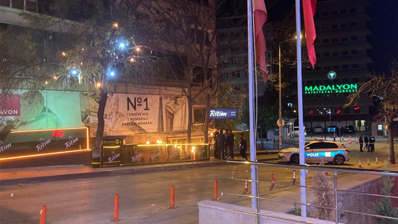 Motosikletli şüpheli caddede tabancayla rastgele ateş açtı