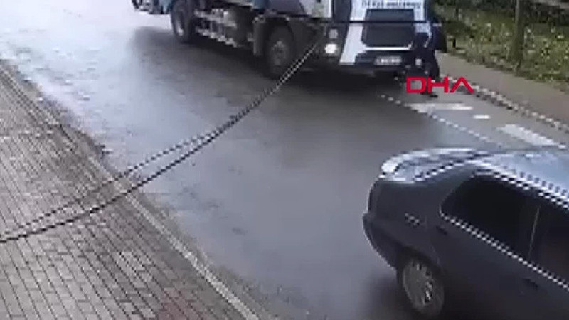 Belediye işçisinin çöp kamyonunun altında kalıp öldüğü kaza kamerada