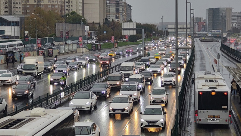 İstanbul'da yağmur etkili oldu, trafikte yoğunluk yaşandı