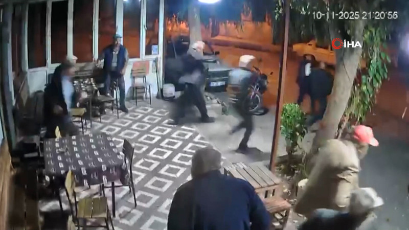 Sındırgı’da 4.9 büyüklüğündeki deprem güvenlik kamerasına yansıdı