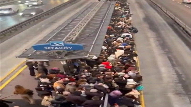 Avcılar'da arızalanan metrobüs yoğunluğa neden oldu