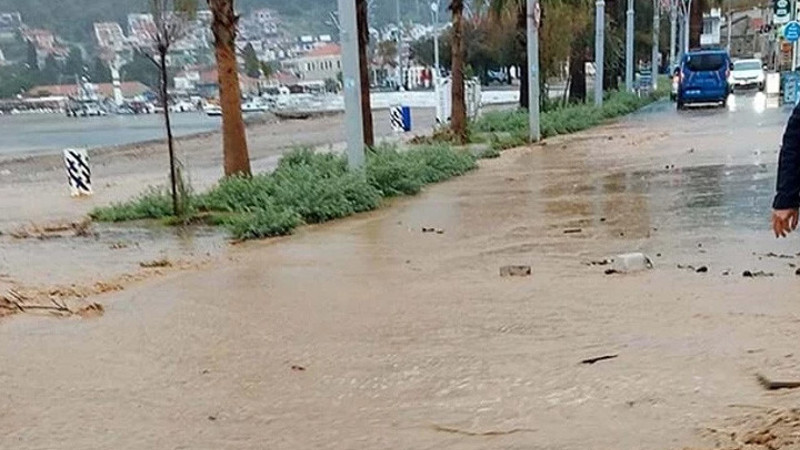İzmir'de sağanak etkili oldu cadde ve sokaklar göle döndü