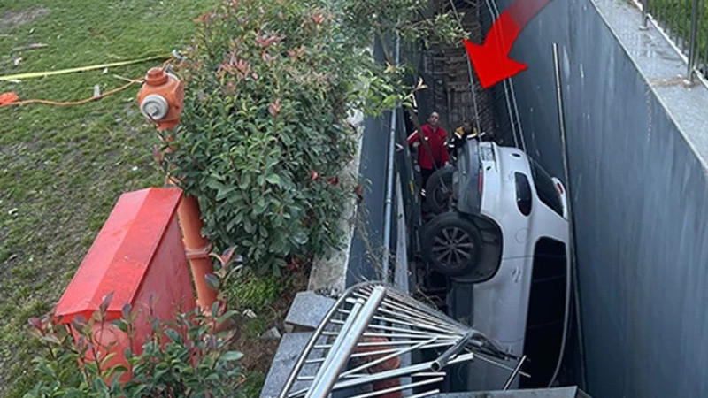 Bahçelievler'de otomobil araçlara çarptı: 5 metre yükseklikten boşluğa düştü