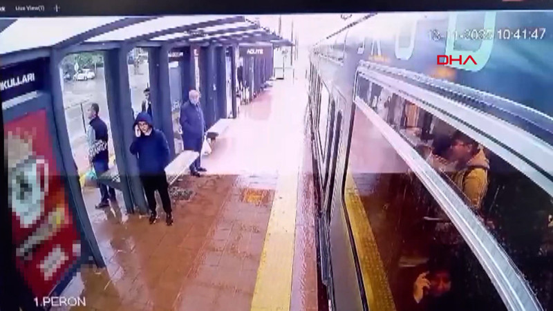 Seyir halindeki tramvaya yıldırım düştü