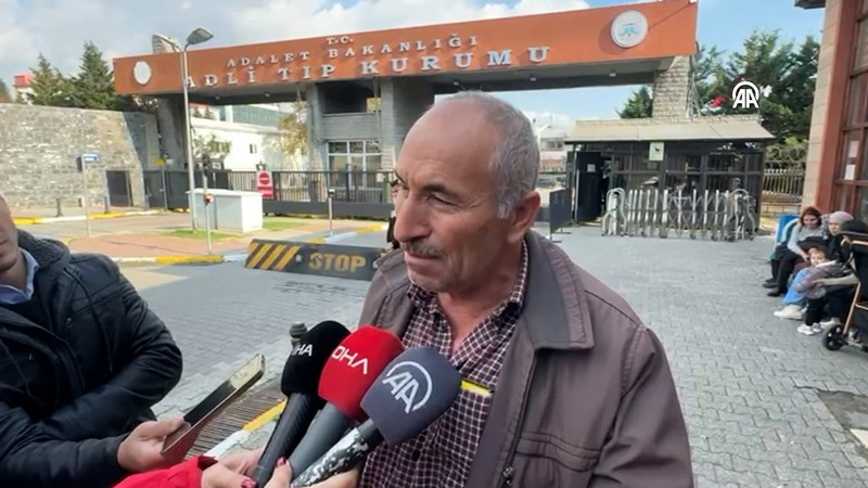 Fatih'te gıda zehirlenmesi şüphesiyle yaşamını yitiren anne ve 2 çocuğunun cenazeleri yakınlarınca alındı