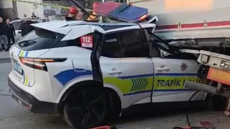 Trafik polisi aracı TIR'a çarptı: 1 şehit, 1 ağır yaralı