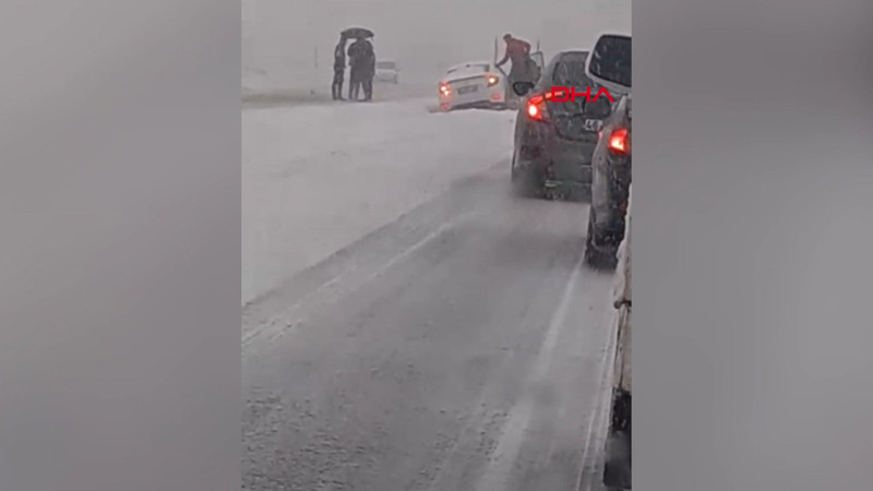 Bingöl-Elazığ kara yolunda kar yağışı ulaşımı olumsuz etkiledi