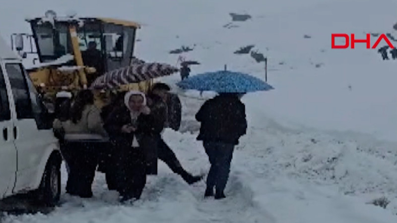 Hakkari'de kar ve tipiye yakalanan 2 minibüsteki 20 kişi kurtarıldı