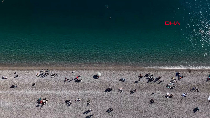 Ara tatilin son gününde, sahilde yazı aratmayan yoğunluk!