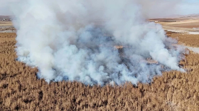 Konya Gök Gölü'ndeki sazlık bölgedeki yangın ikinci gününde