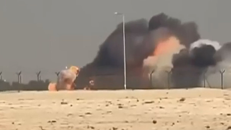 Dubai'de savaş uçağının düşme anı kamerada