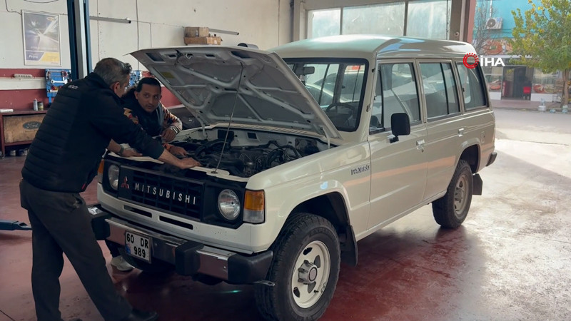45 yıl sonra babasının makam aracını bulup satın aldı!