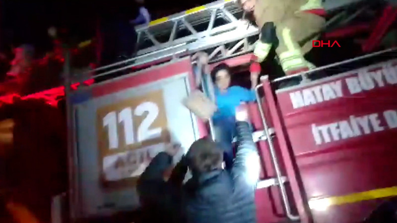 Apartmanın altındaki oto galeri yandı! Ölü ve yaralılar var