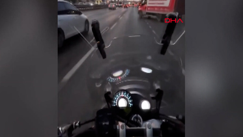 Kartal D-100'de kamyonet yasak yerden yola girdi, motosikletli son anda kurtuldu