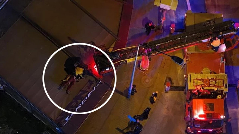 2’nci kattan kafenin tentesine düşen şahsı itfaiye aşağıya indirdi