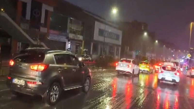 İstanbul'da yağışın etkisi ile trafik yoğunluğu oluştu