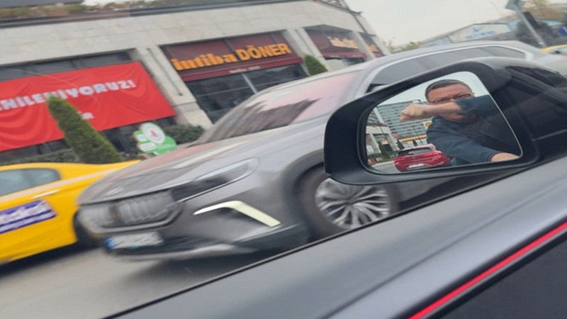 Kağıthane'de trafikte tartıştığı sürücünün kapısını açmak istedi, otomobil ilerleyince yere düştü
