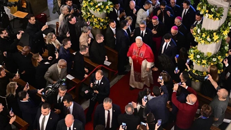 Papa 14. Leo, Saint Esprit Katedrali'ni ziyaret etti