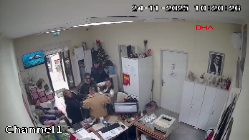 Pendik'te belge almaya gelen kadınla muhtar arasında tekme tokat kavga kamerada!