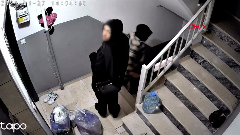 Bahçelievler’de daire kapısını yoklayanlara kameradan seslendi: 'Sizi görüyorum buraya gelin'