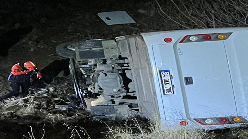 İşçileri taşıyan midibüs uçuruma yuvarlandı: 15 yaralı!