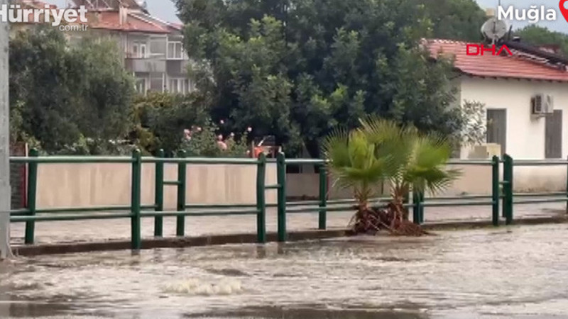 Marmaris’te fırtına etkili oldu, tekneler karaya vurdu