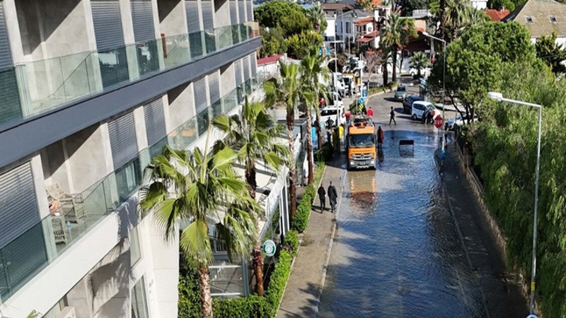 İzmir'i sağanak vurdu: Caddeler göle döndü, evleri su bastı