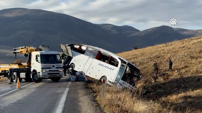 Afyonkarahisar'da yolcu otobüsü devrildi, 2 kişi öldü, 21 kişi yaralandı