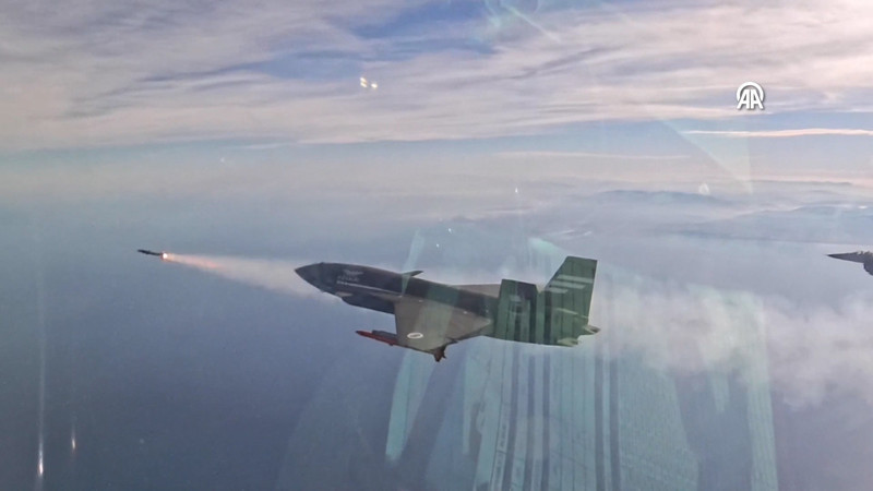 MSB, Bayraktar KIZILELMA'nın hava-hava füzesiyle hedefini başarıyla vurduğu anları paylaştı