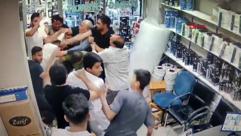 Şanlıurfa’da iş yerinde 7 kişinin yaralandığı kavga kamerada