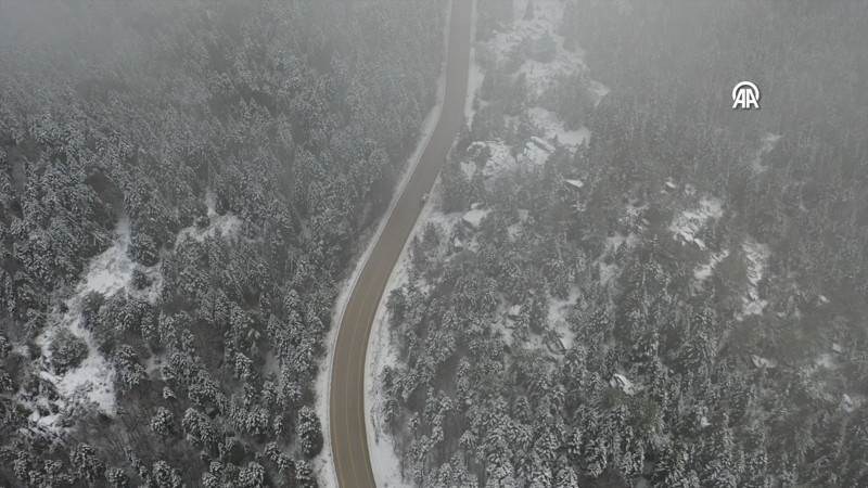 Uludağ'ın beyaza bürünen kıvrımlı yolları havadan görüntülendi