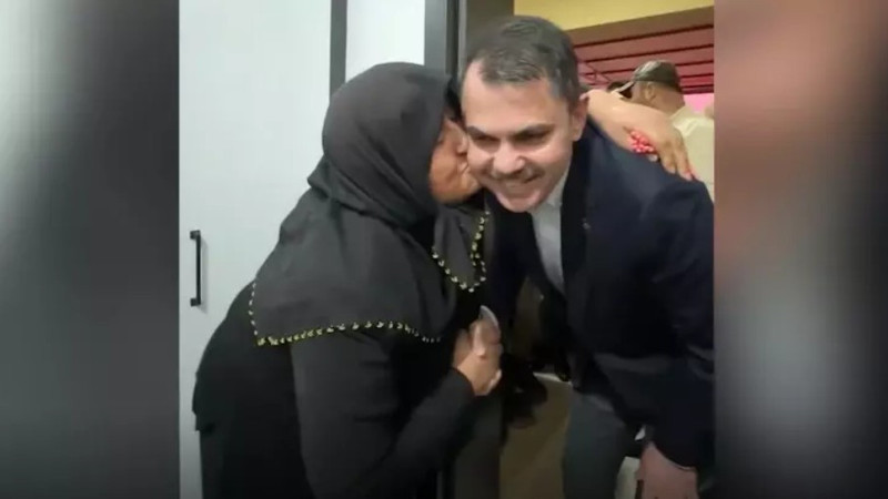 Bakan Kurum'u gözyaşlarıyla karşıladı! 'Dünya durdukça durasınız'