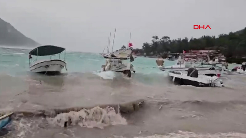 Muğla’da fırtına iskeleleri yıktı