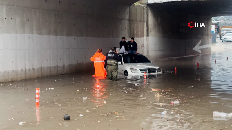 Antalya'da şiddetli yağış: Suda mahsur kalan araçtaki 2 kişiyi itfaiye kurtardı