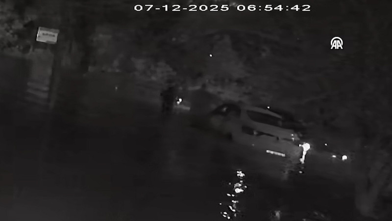 Sarıyer'de yolun çökmesi sonucu pikap ile kamyonet dereye düştü! Suda kalan araçlar kemrada