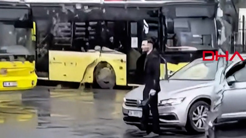 Kağıthane'de otobüs durağında havaya ateş açtı; arkadaşına cep telefonuyla kaydettirdi!