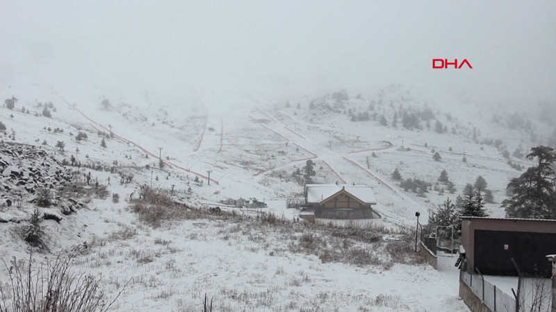 Kartalkaya pistler beyaza büründü, kar kalınlığı 10 santime ulaştı
