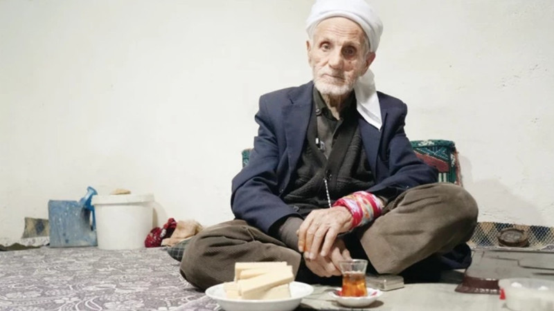 50 yıldır sadece çay ve gofretle yaşamını sürdürüyor
