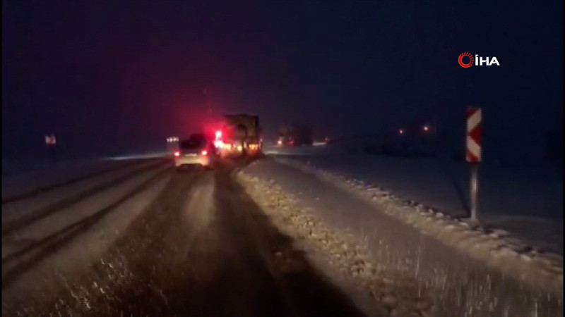 Ardahan&#39;da kar ve yoğun tipi ulaşımda aksamalara neden oldu